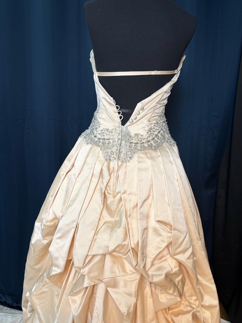 NWT COCOE VOCI WEDDING GOWN SIZE 4 w/veil & clutch - Picture 9 of 16
